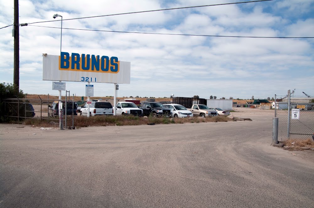 BRUNOS Recycling Center, Fresno CA, 4/2011, Истон