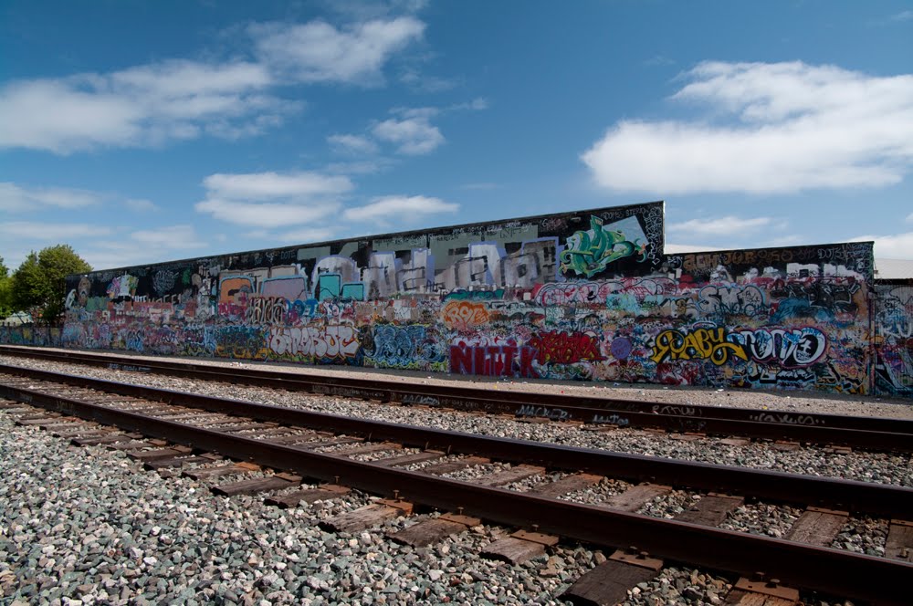 The Local Taggers Artwork, S. Railroad near Van Ness Ave, 4/2011, Истон