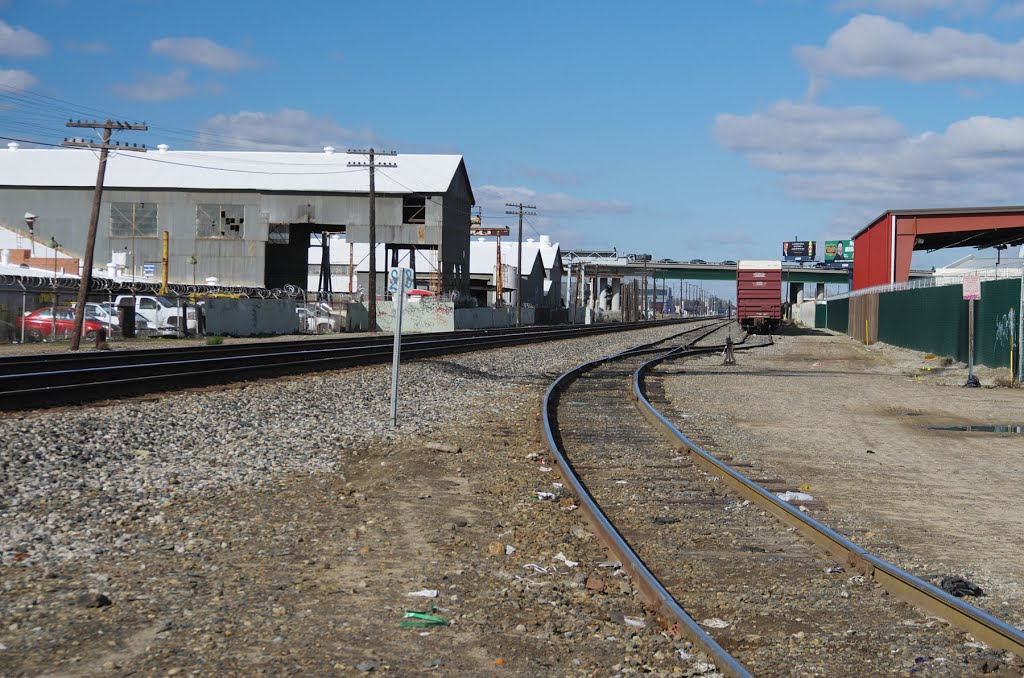 Where the spur of the tracks owned and opperated by San Joaquin Valley Railroad Co. comes off the main lines of the Union Pacific tracks and heads east along E California Ave, 1/2013, Истон