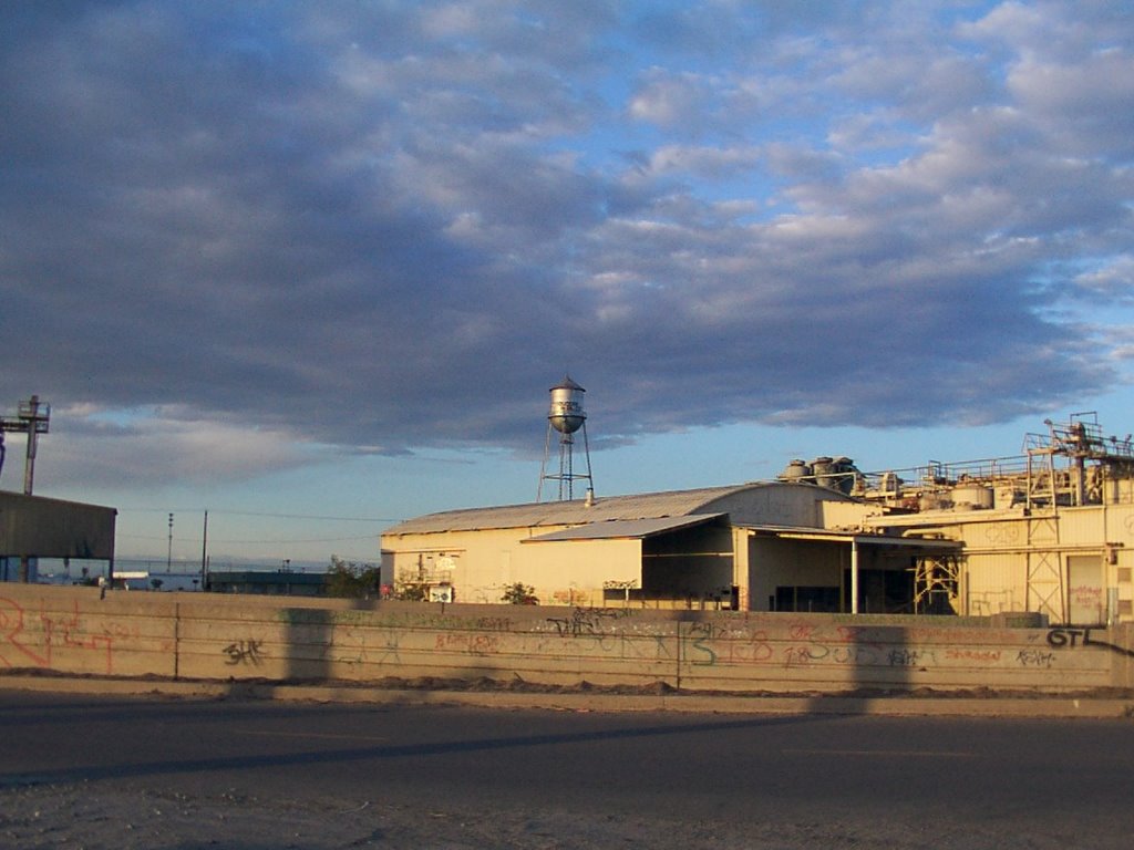 Calwa Producers Cotton Oil Company Water Tank (View Northeast), Истон