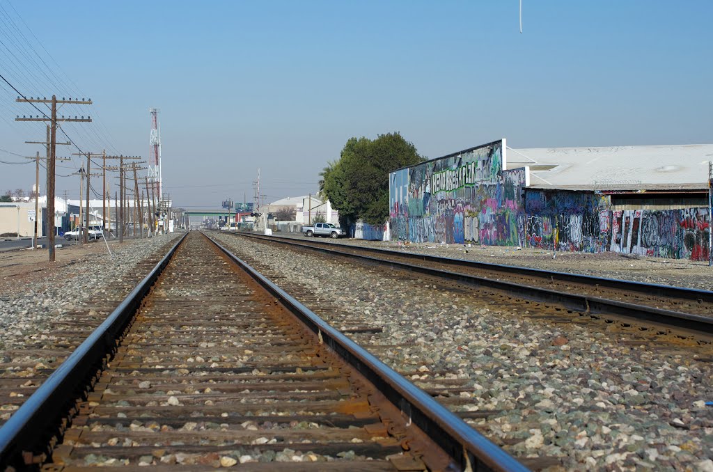 Looking down the Union Pacific Tracks near E Florence Ave, 1/2013, Калва