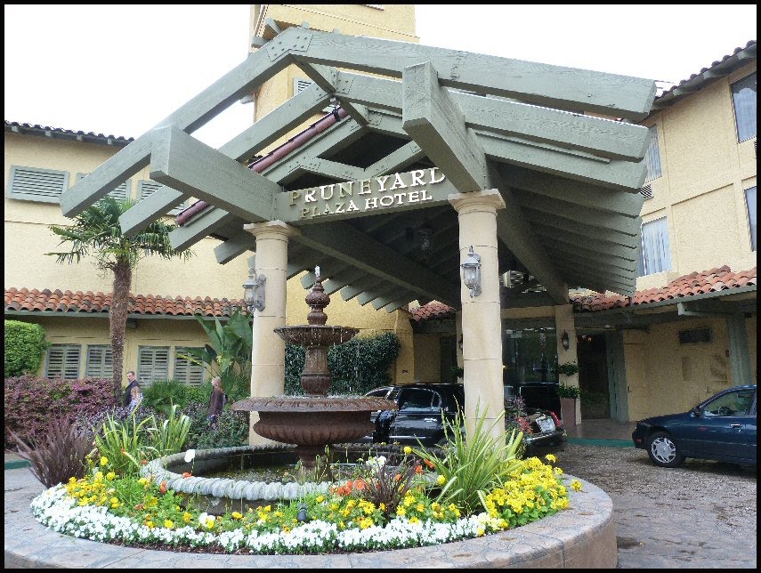 Campbell Plaza Hotel fountain, Campbell, CA, Кампбелл