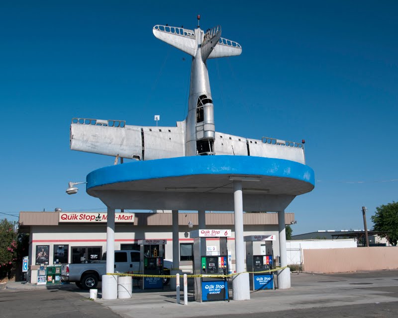 "Pumps Down/Plane Still Up" @ The Quick Stop Minimart, Caruthers CA, 5/2011, Карутерс