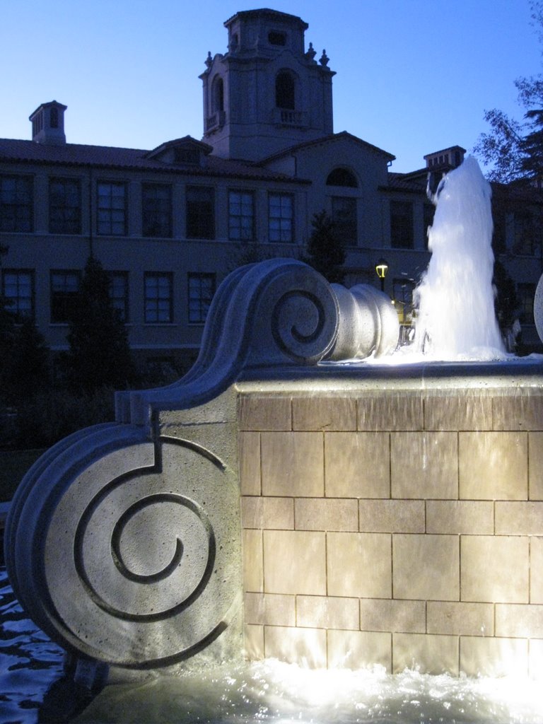 Fountain at Pomona College, Клермонт