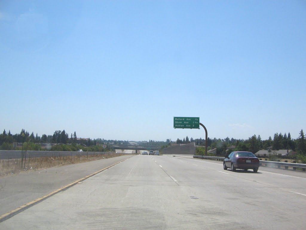 CA-168 west of Clovis. I know that the signs look too far away to be read, but they look a lot closer than in the camera & if I try to take a pic of the sign up close I would miss it. Taken on Sep 5 2011. Uploaded on September 24, 2011, Кловис
