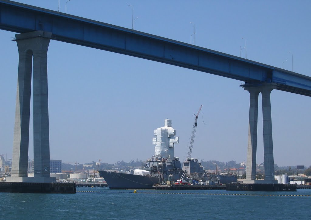 Coronado bridge frames USS Lassen, Коронадо