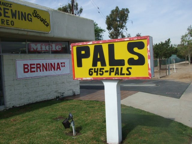 Pals Vacuum Sewing Center (Street Sign), Коста-Меса