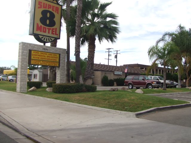 Super 8 Motel and Patricks Pub, Коста-Меса