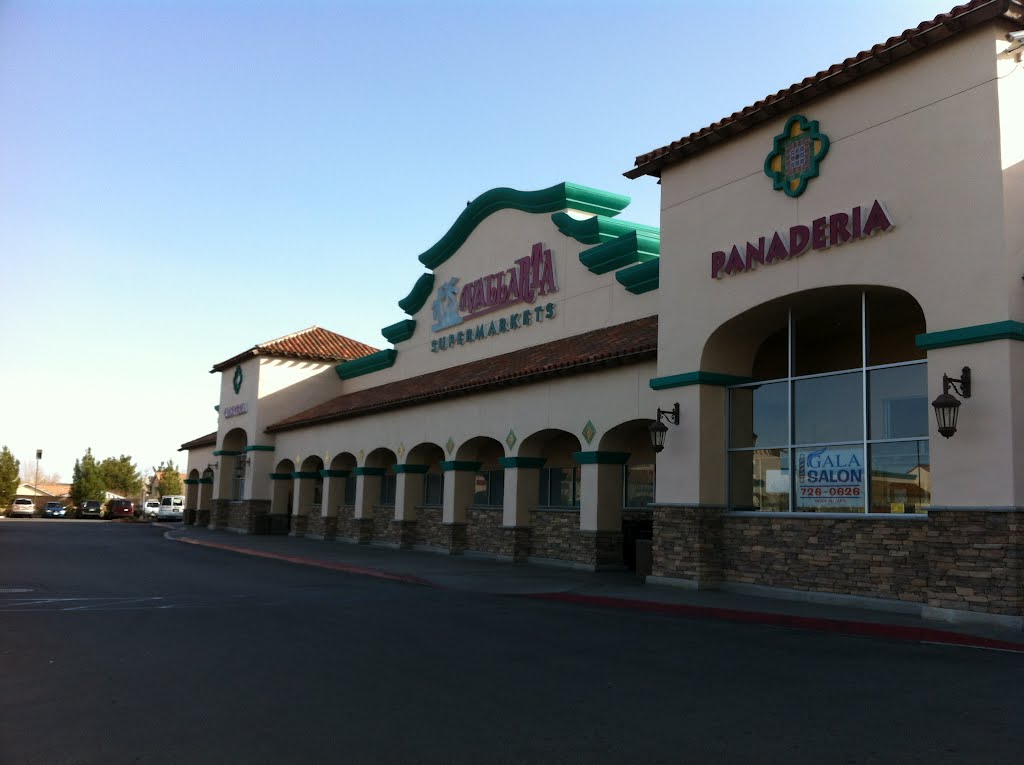 Vallarta Supermarket in Lancaster, CA, Ланкастер