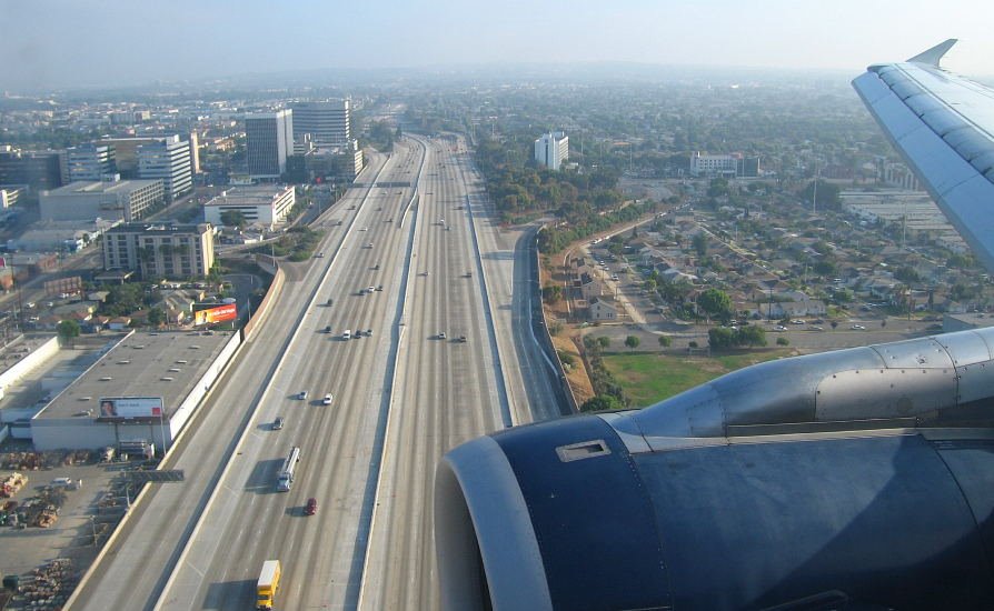 LA just before landing above 405 San Diego Freeway, Леннокс
