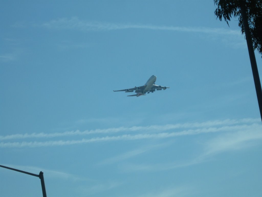 Plane in his way to land @ LAX seen from the corner of Century Blvd. & Yukon St. Inglewood, CA, USA, Леннокс