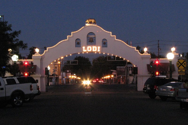 Lodi City Arch at Dusk, Лоди