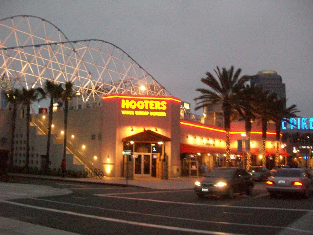Hooters Restaurant in Long Beach, CA, Лонг-Бич