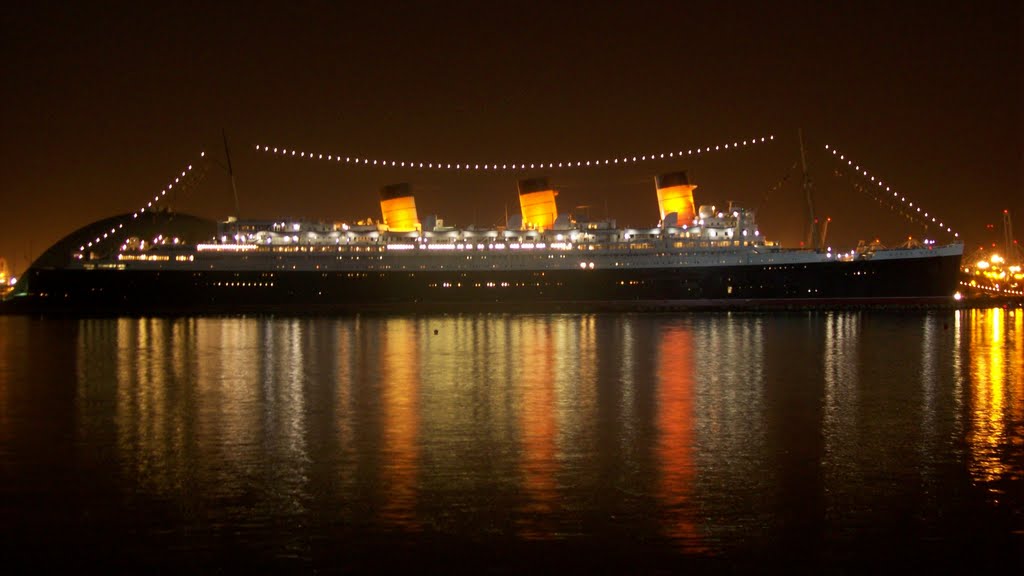 The Queen Mary Glowing at Night, Лонг-Бич