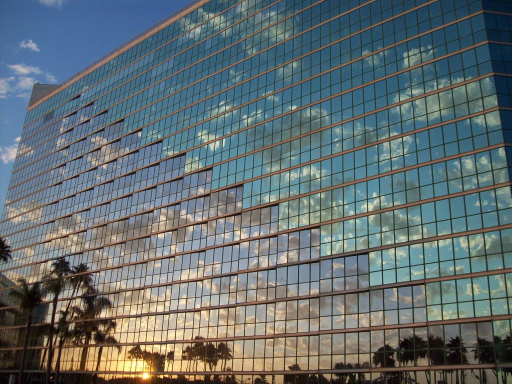 The sky admires itself (Hyatt Hotel Long Beach California), Лонг-Бич
