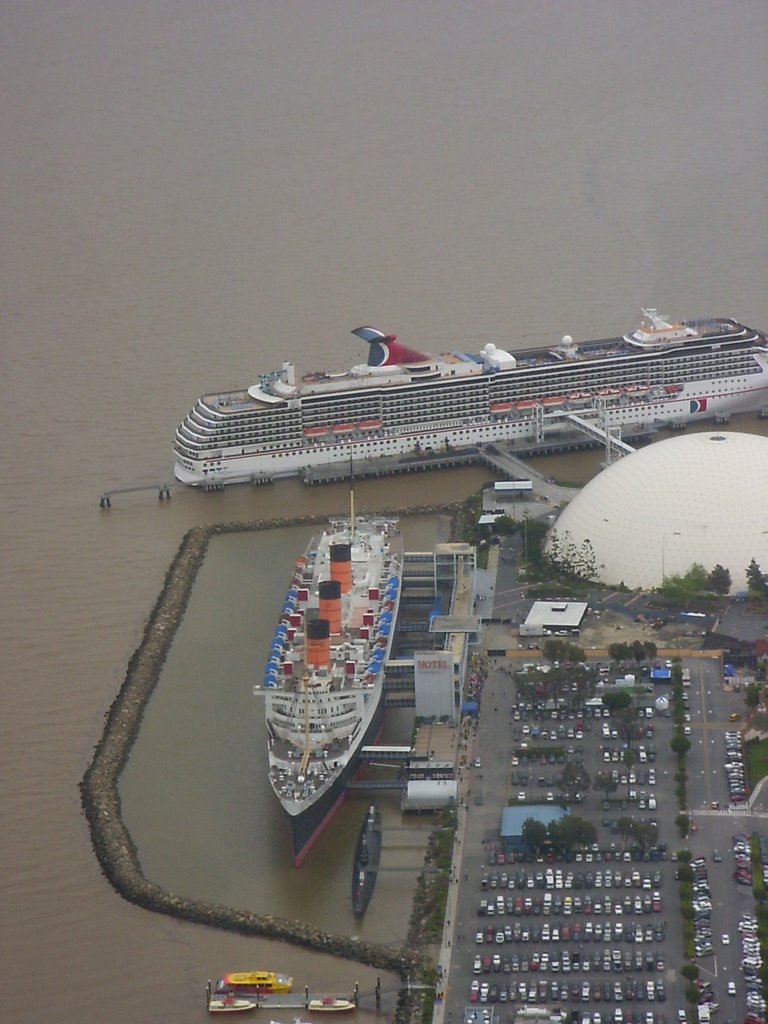 Queen Mary and Cruise ship in Port of Long Beach, Лонг-Бич