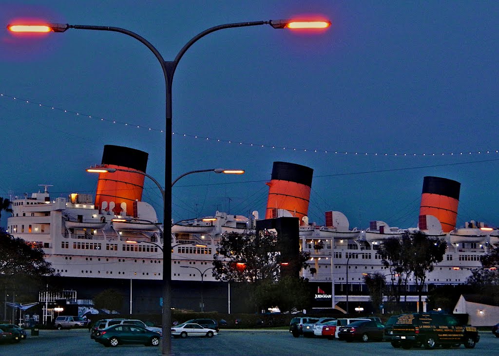 Dusk at Queen Mary Hotel, Лонг-Бич