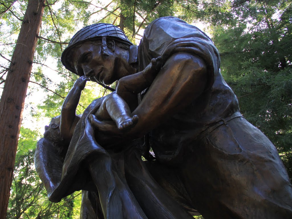 "Cradle of Liberty" Statue, Los Altos, California, Лос-Альтос