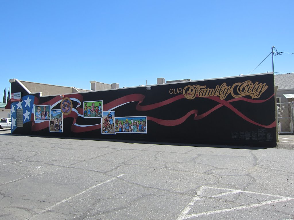 "Our Family City" Mural in Manteca, California, Мантека