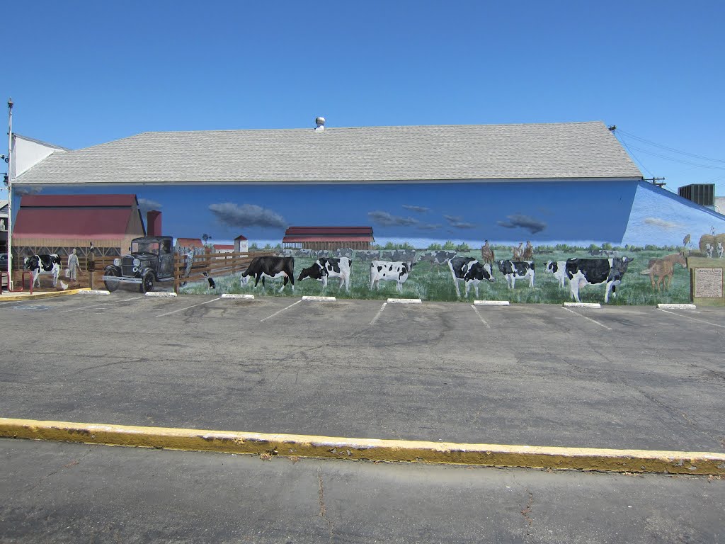 "Cow-Munity" Mural in Manteca, California, Мантека