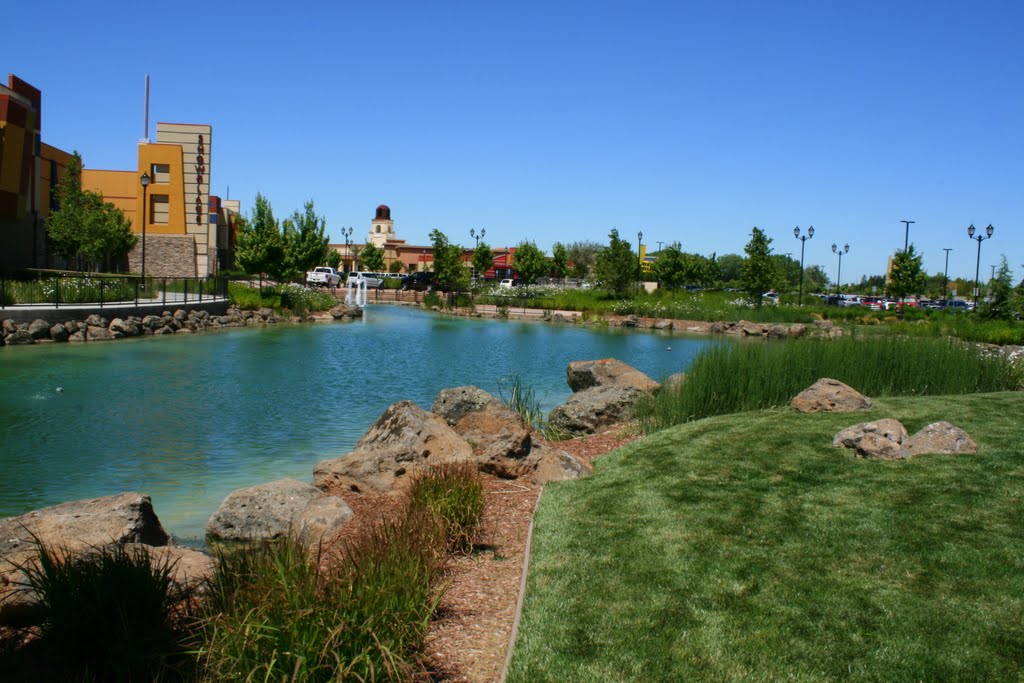 Pond in front of Bass Pro, Мантека