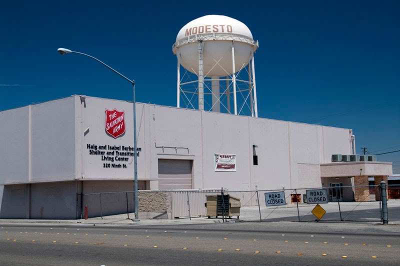 The Salvation Army Store & the Modesto Water Tower, 5/2011, Модесто