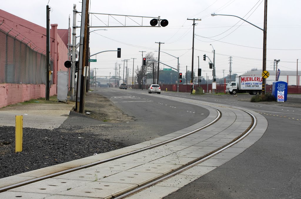 The Union Pacific tracks that spur off of the main line and head down B St, 12/2012, Модесто