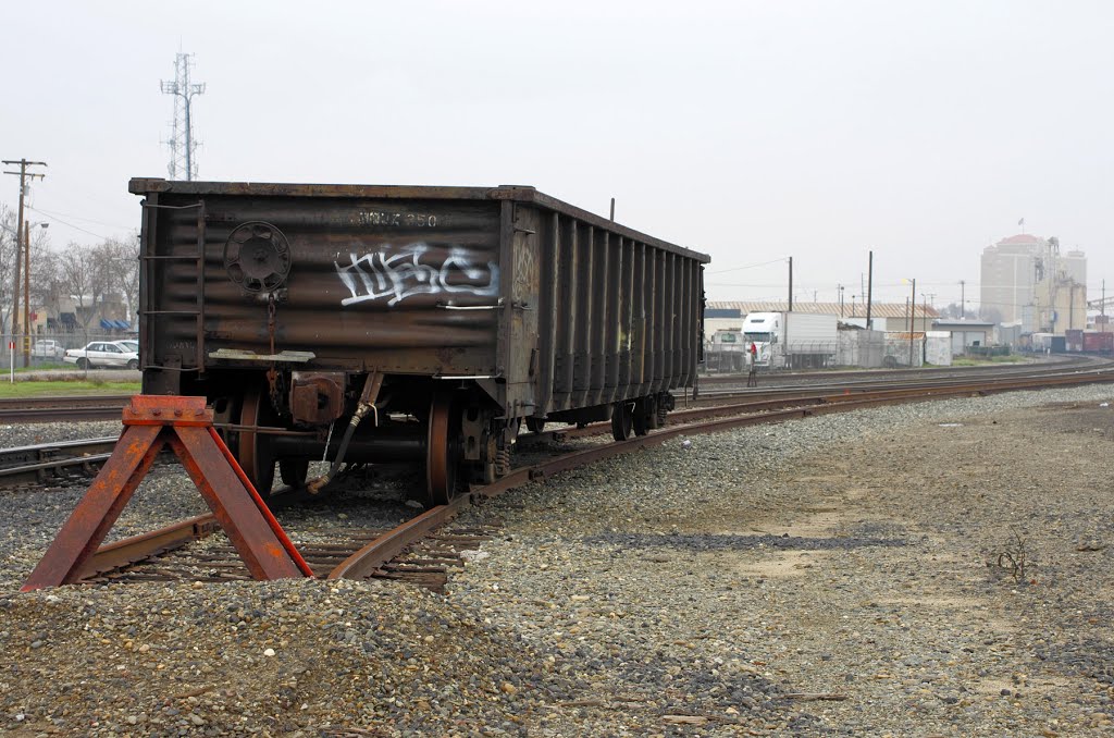 An empty scrap car sits on a spur off of the mainline of the Union Pacific tracks just south of downtown Modesto, 12/2012, Модесто