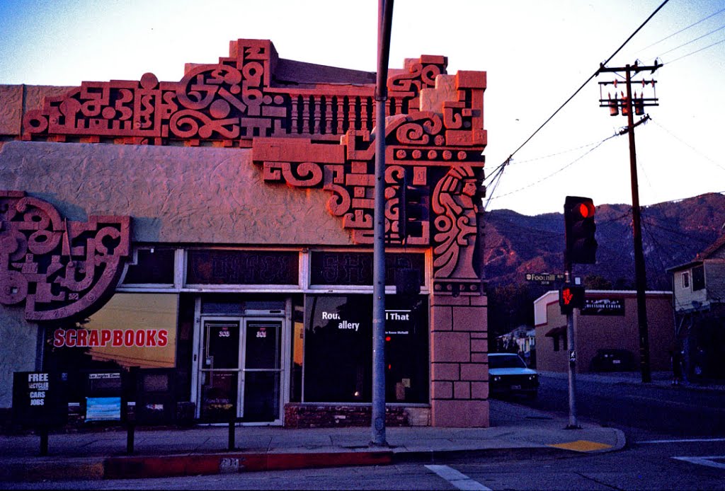 Aztec Hotel, built in 1925 entrance is 100 ft left. Foothill Blvd and Magnolia Ave Monrovia Ca,, Монровиа