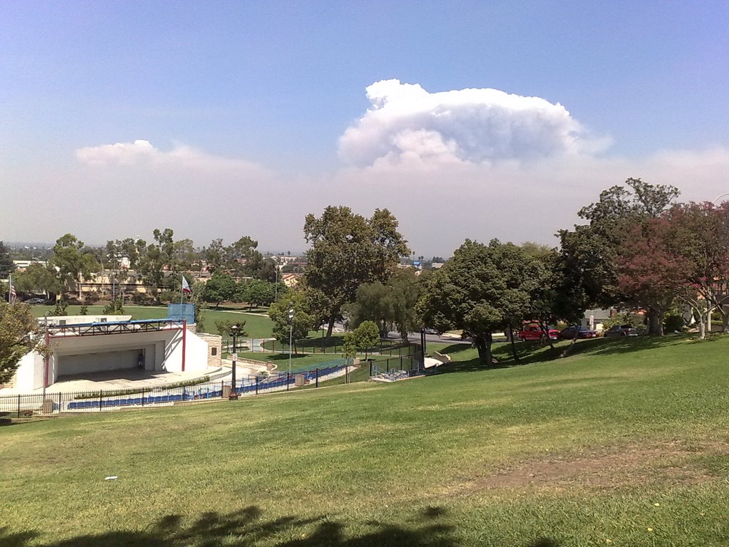 Smoke from the Station Fire towers over the San Gabriel Mtns. as seen from Barnes Park, Monterey Park, CA., Монтерей