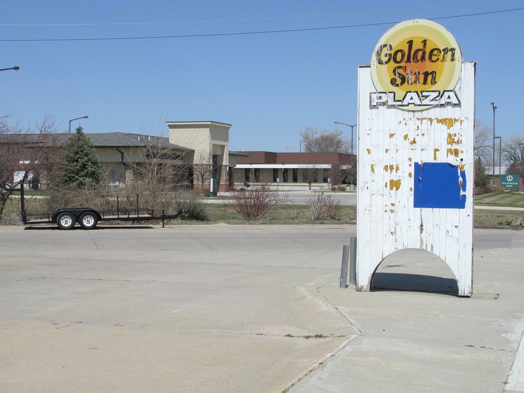 Golden Sun Plaza on N 4th St, Norfolk, Nebraska, Норволк