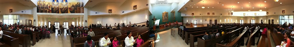 Adentro de La Nueva Iglesia de Nuestra Virgen Santa Maria de Guadalupe, en Oxnard California, Окснард