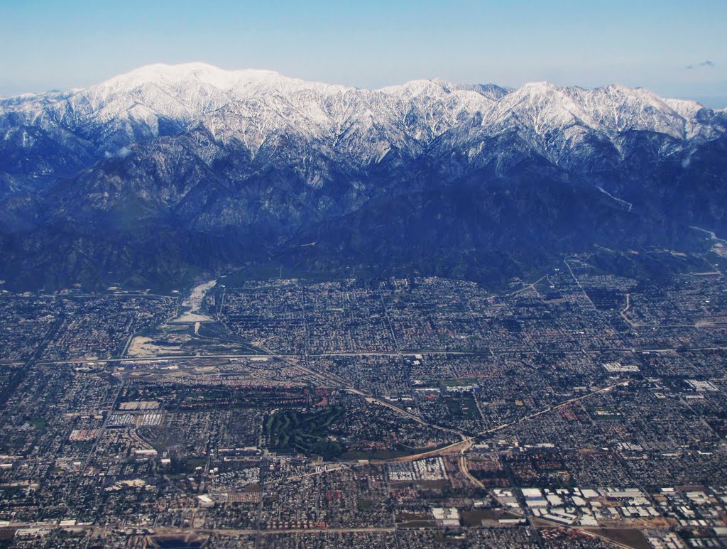 View to San Gabriel Mountains (north), from Ontario, CA, USA., Онтарио