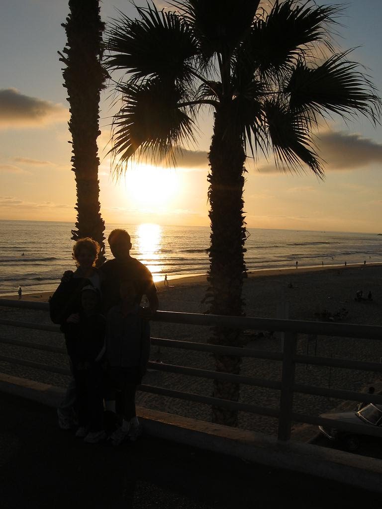 Erika and Bobby Sounakhene Silouetted on Rubys Pier at Sunset in Oceanside, CA, Оушнсайд