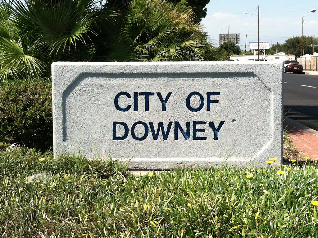 Downey City Sign, Парамоунт