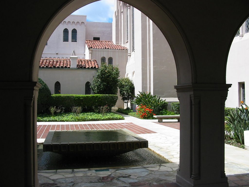 Church courtyard in Pasadena, Пасадена