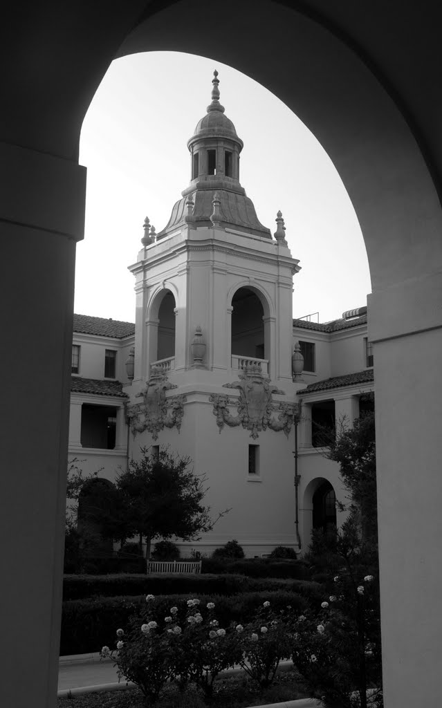 Tower through Arch, Pasadena City Hall, California, Пасадена