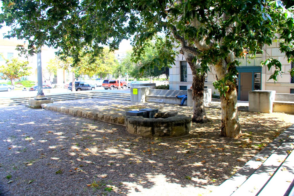 Park in front of Pasadena Police Station, Пасадена