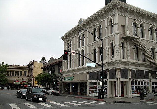 Petaluma Historic Commercial District, looking southeast on Petaluma Blvd. from Western Ave., Petaluma, CA, Петалума