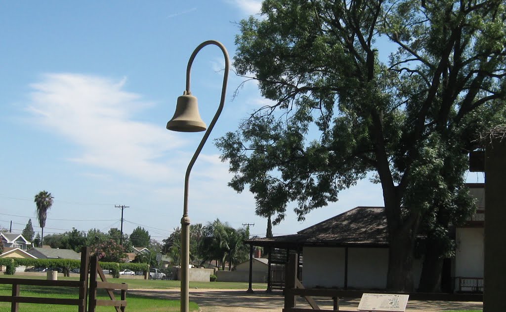El Camino Real (Spanish for The Royal Road, also known as The Kings Highway) Bell in the Pío Pico State Historic Park in Pico Rivera, CA., Пико-Ривера