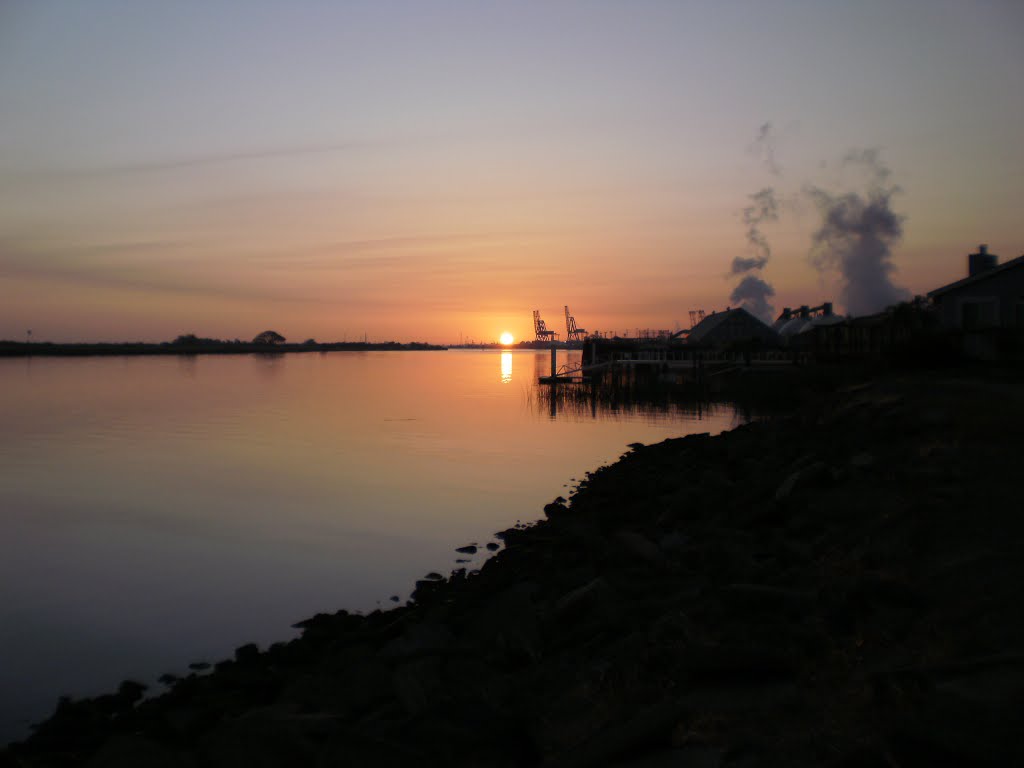 SUNRISE OVER SACRAMENTO RIVER AS SEEN FROM PITTSBURG, CALIFORNIA IN 2013, Питтсбург