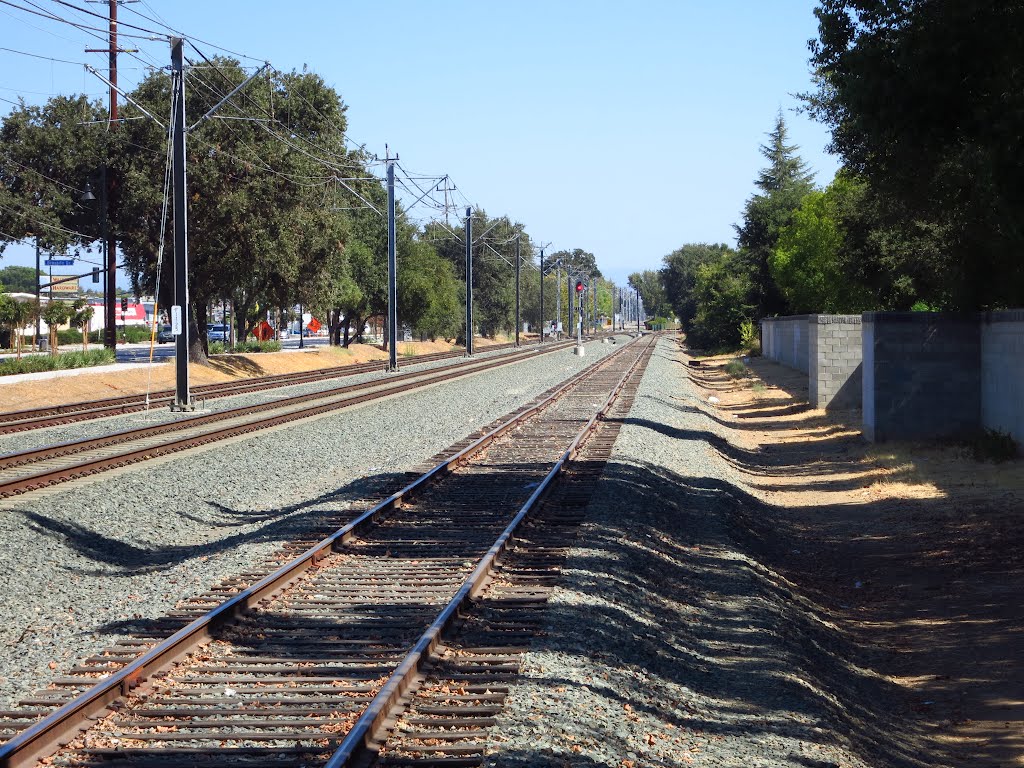 Light rail and railroad track (close up looking east), Ранчо-Кордова