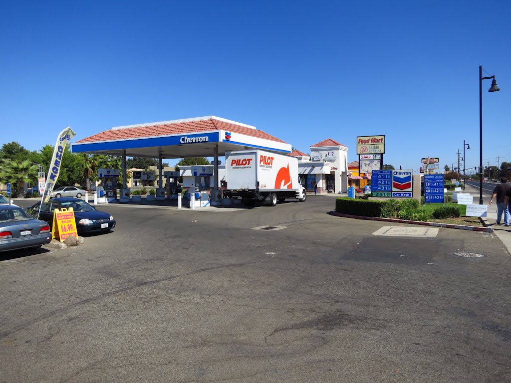 Chevron gas station on Folsom near Routier., Ранчо-Кордова