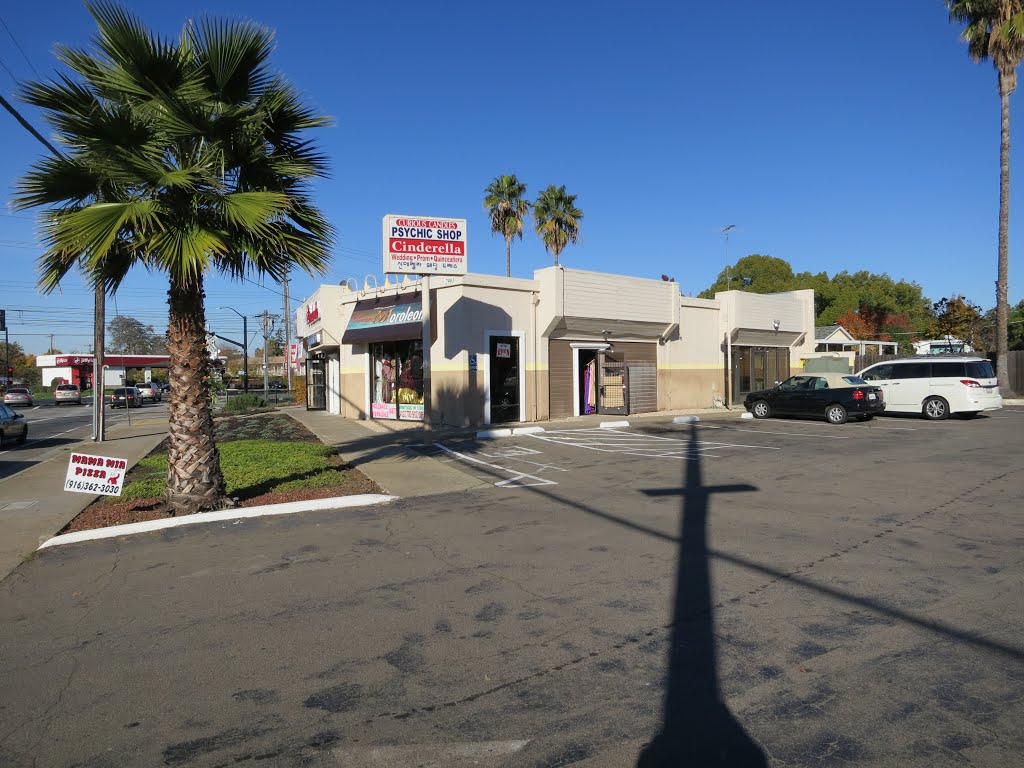 Small strip mall off of Mather Field near Folsom Blvd., Ранчо-Кордова