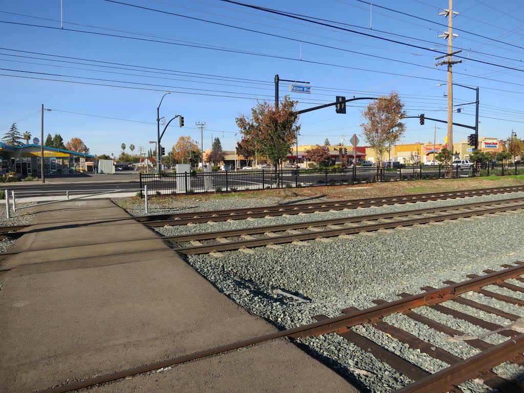 Path across train tracks to Folsom Blvd near Dawes., Ранчо-Кордова