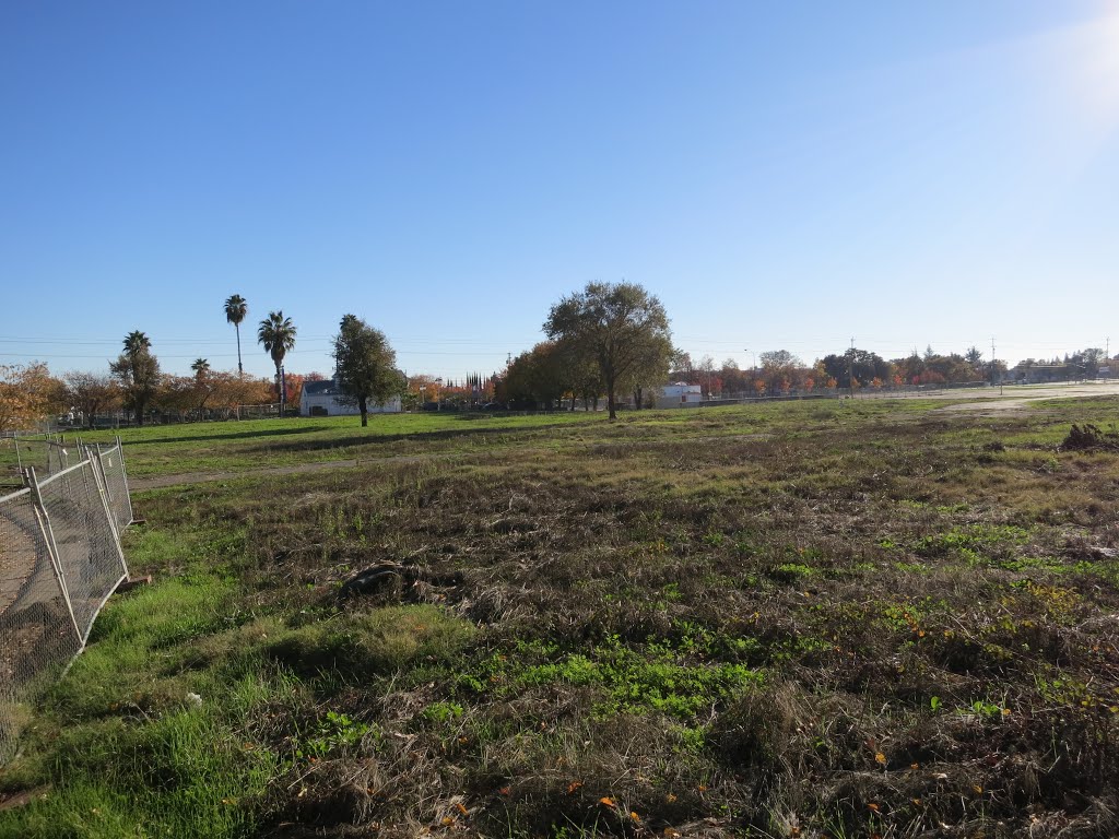 Empty field off of Folsom Blvd., Ранчо-Кордова