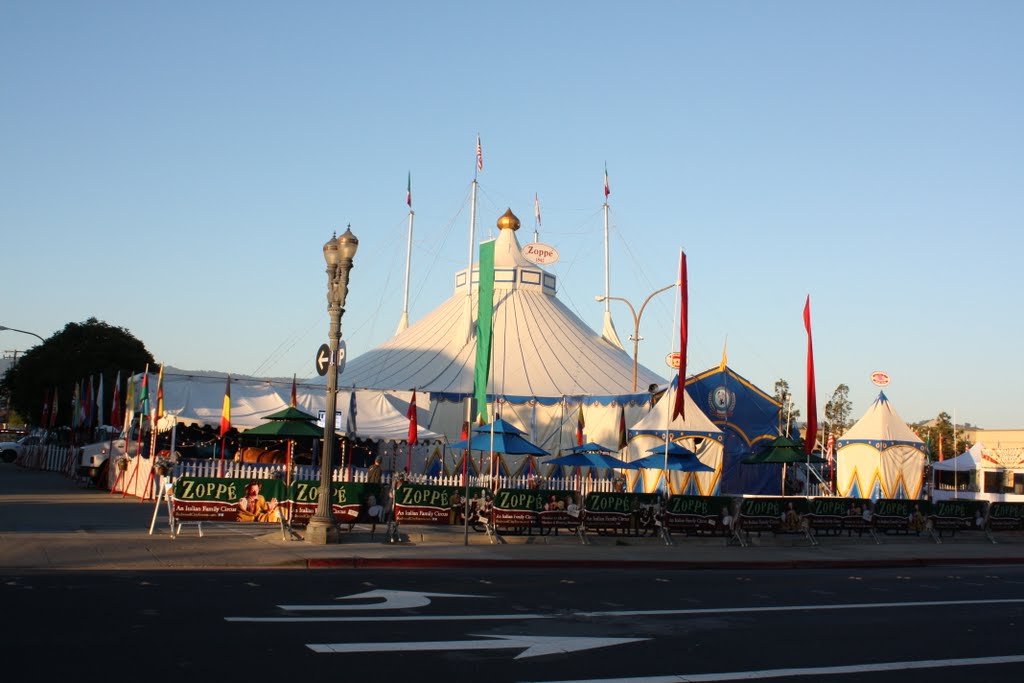circus in city, Редвуд-Сити
