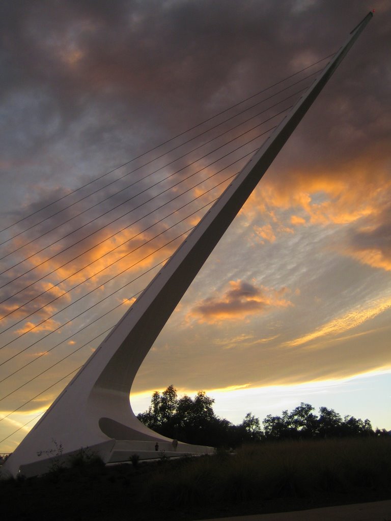 Turtle Bay Sundial Bridge at sunset, Реддинг