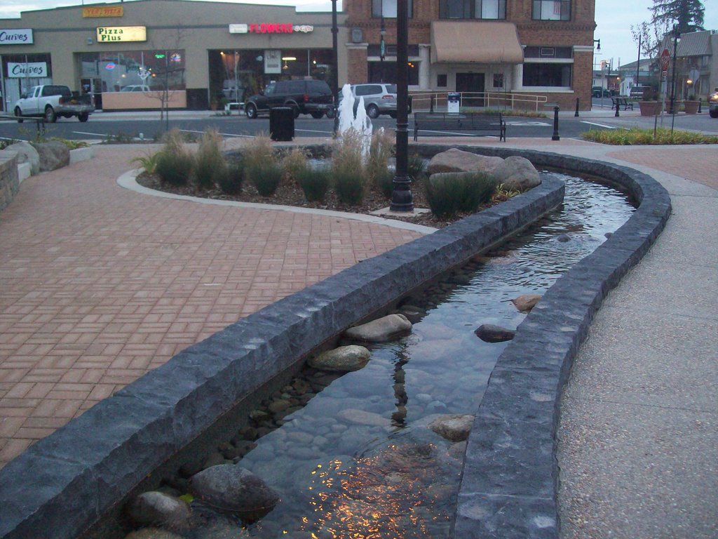 Downtown Riverbank Fountain, Ривербанк