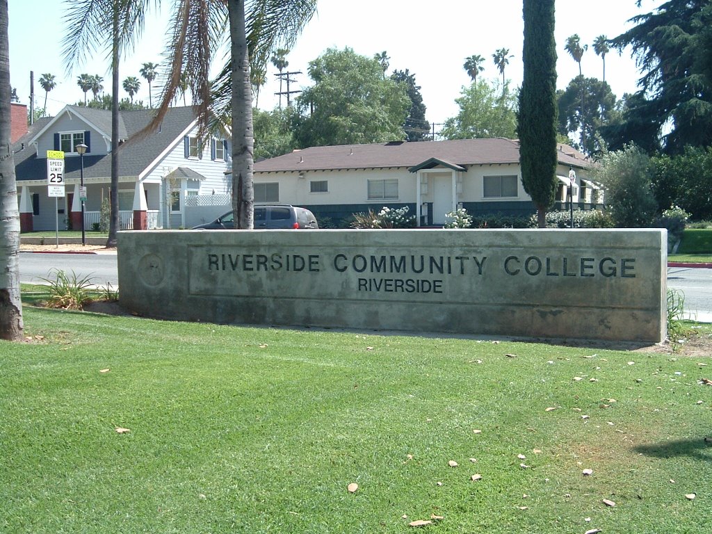 Riverside Community College Sign, Риверсайд